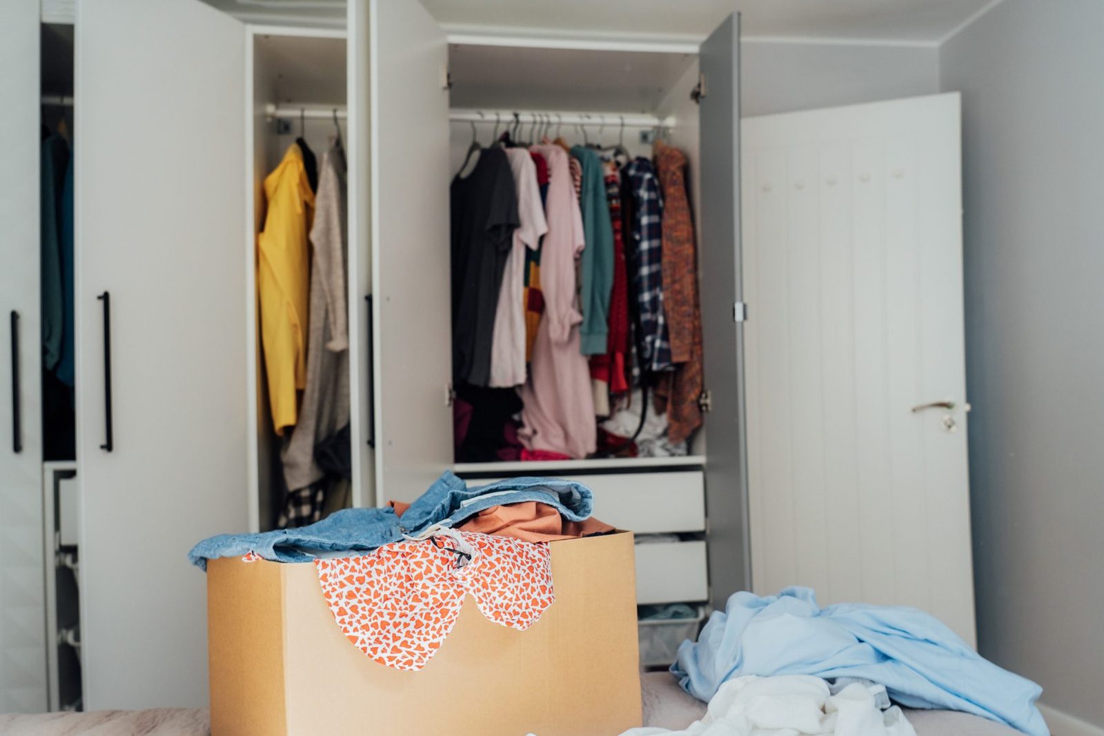 5 Tips for Decluttering and Organizing Your Closet