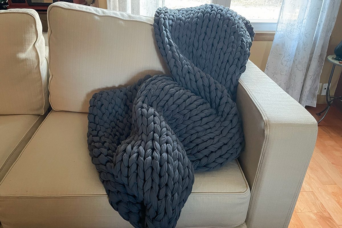 Fhma25hand Knitted Weighted Blanket Katie Bandursk 02 Ssedit