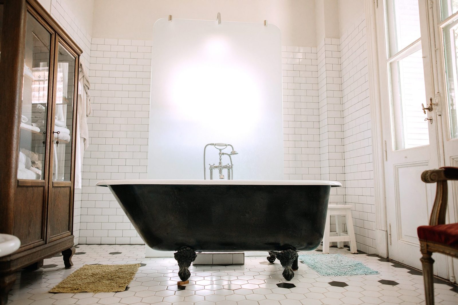 Exploring Clawfoot Tubs: Cost, Dimensions, Types & Installation