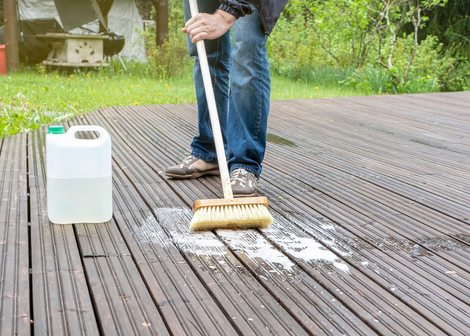 Tools and Techniques for Cleaning Composite Decking