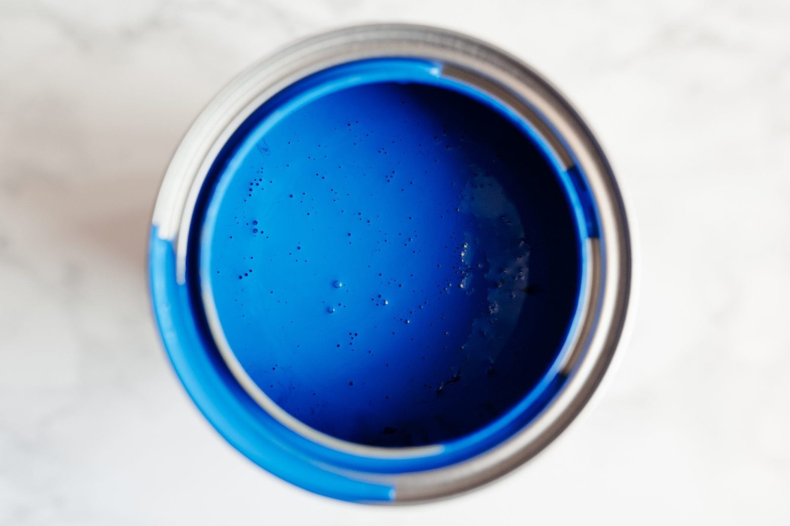 Metal tin with blue paint can freeze?