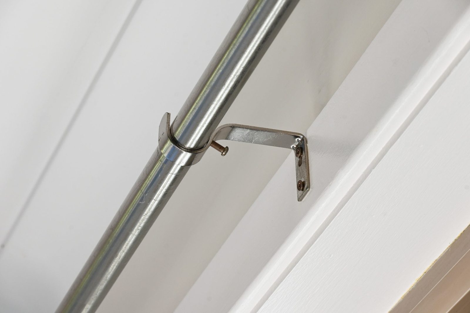 Curtain rod holder
