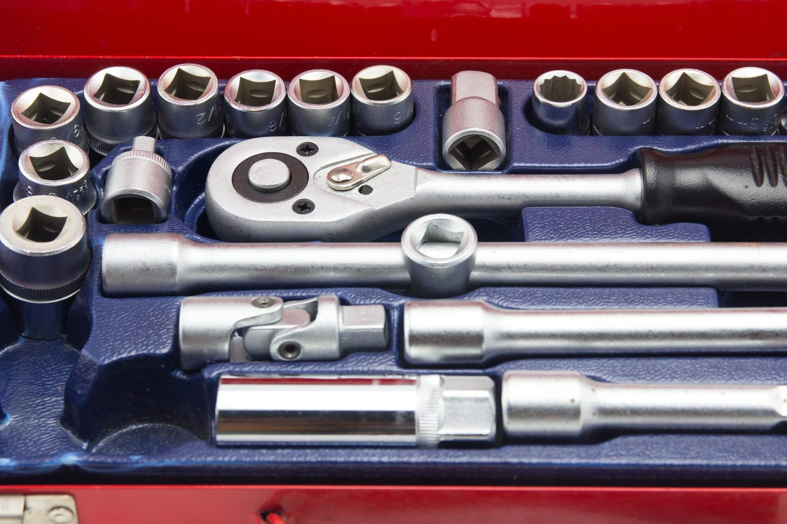 How to Remove a Locking Lug Nut Without the Key