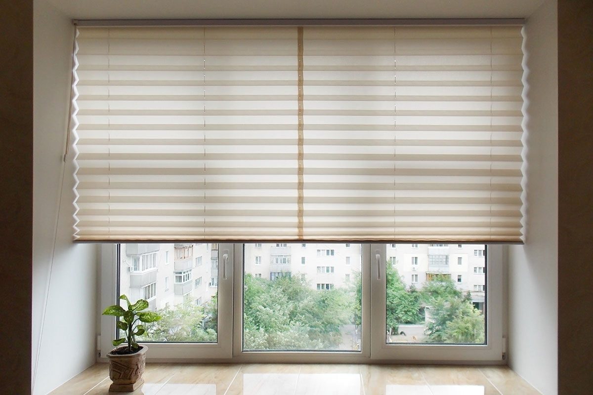 Pleated blinds XL, beige color, with 50mm fold closeup in the window opening in the interior.
