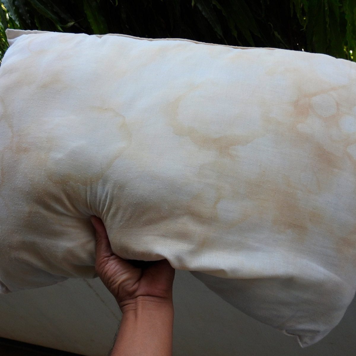 How to Whiten Yellow-Stained Pillows