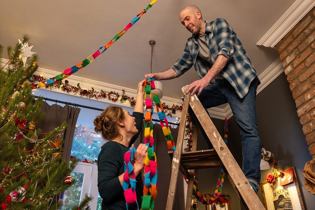 These Old School Paper Chains Are the Ultimate Budget Holiday Decor