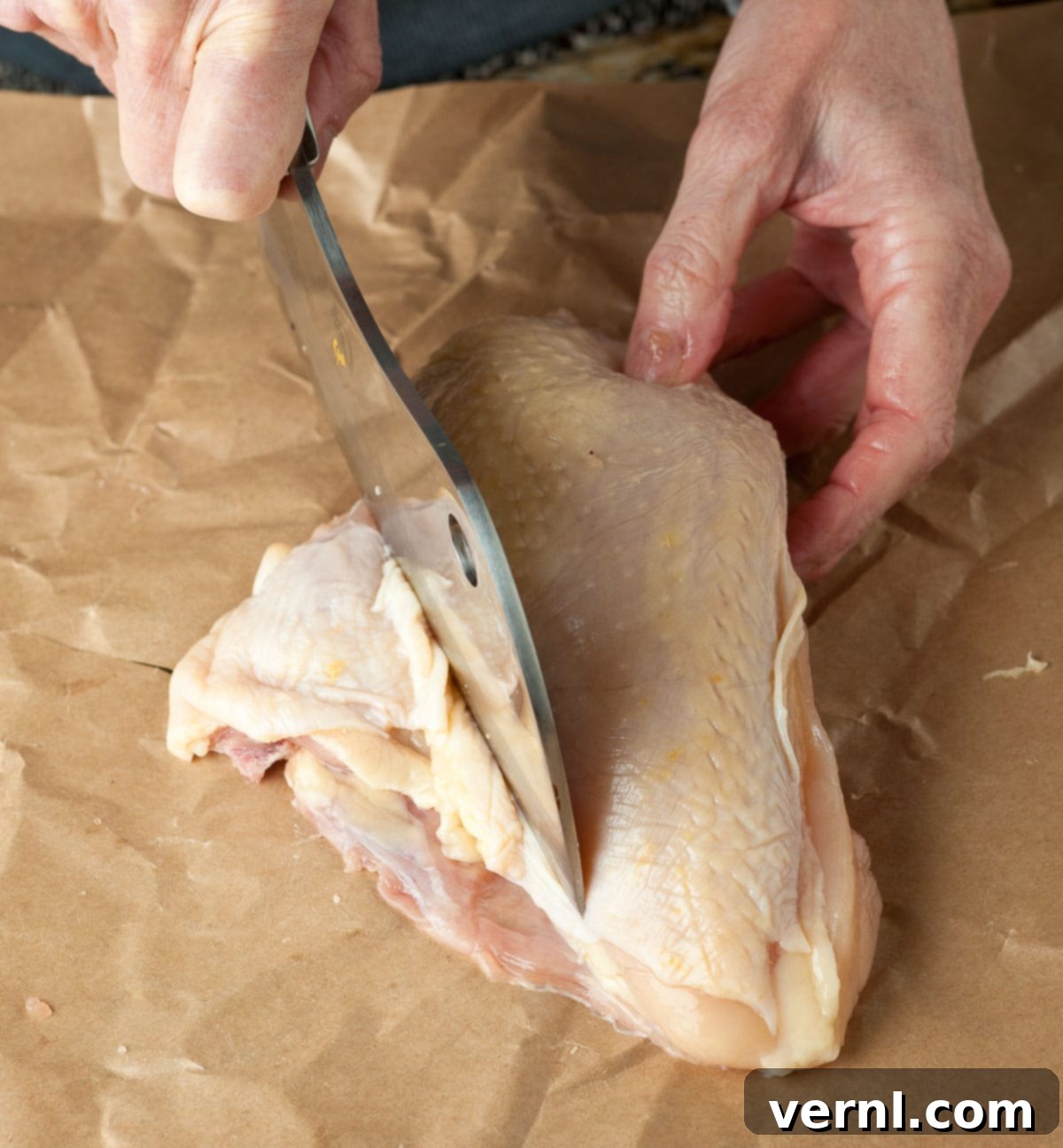 Roast Chicken - Κόψιμο μικρών πλευρικών οστών από ένα ωμό στήθος κοτόπουλου με κόκαλο.