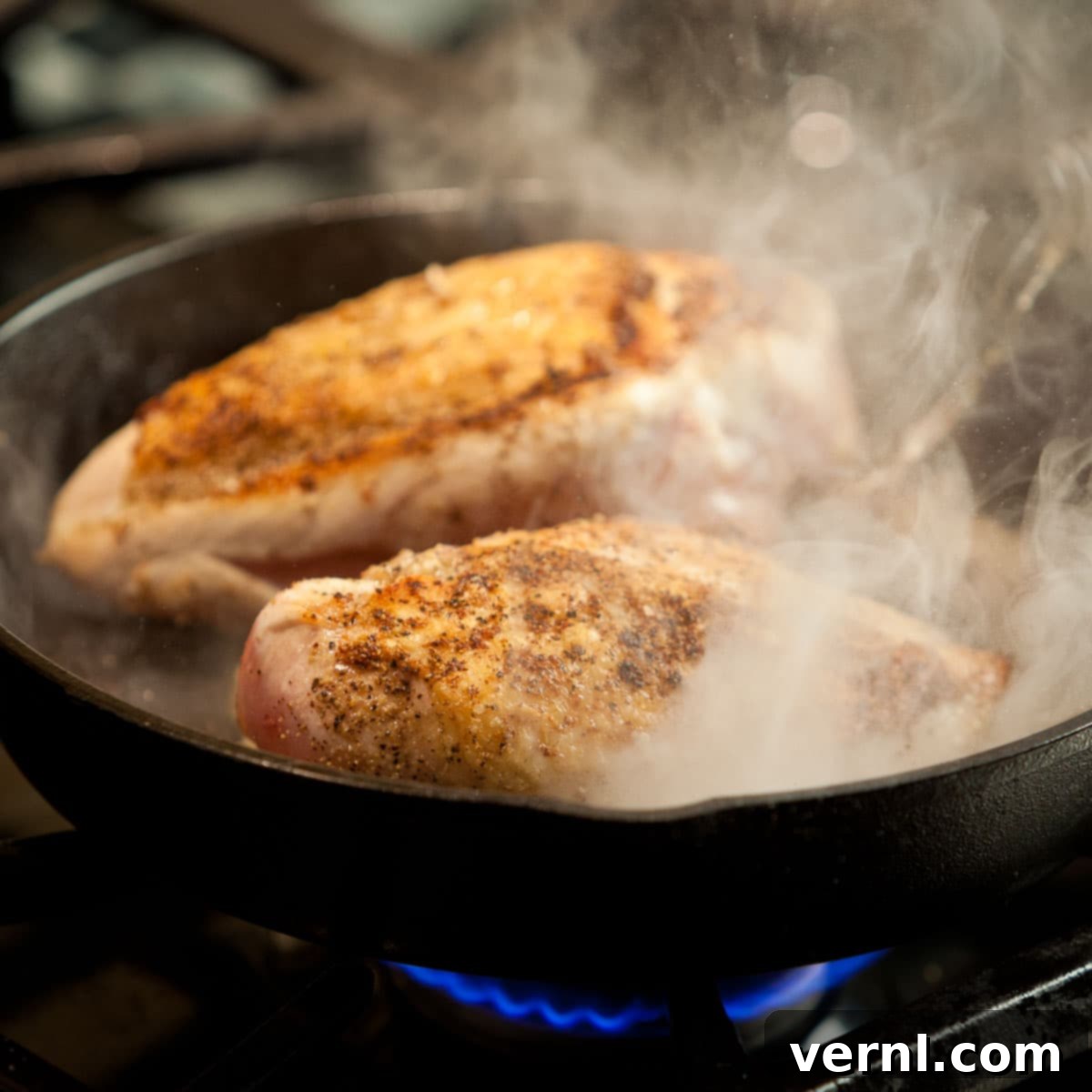 Roast Chicken -4957 Σοτάρισμα στήθους κοτόπουλου στην εστία για χρυσαφένια πέτσα σε μαντεμένιο τηγάνι.