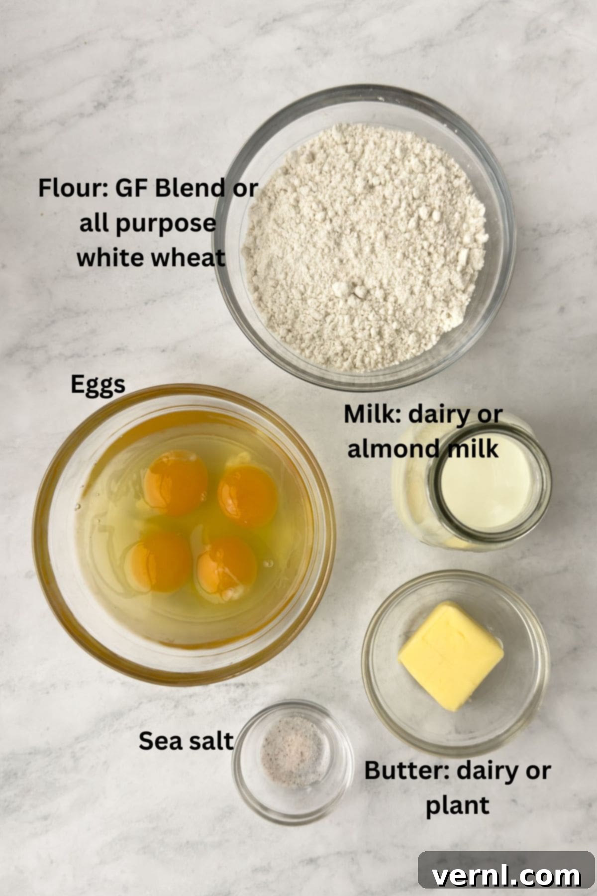 Απλά συστατικά για μια Dutch baby τηγανίτα σε μπολ στον πάγκο.