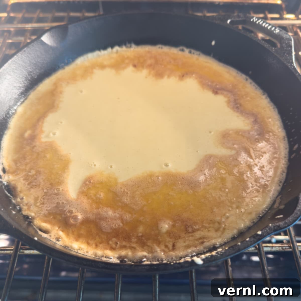 Μαντεμένιο τηγάνι γεμάτο με ζύμη german oven pancake στον φούρνο.