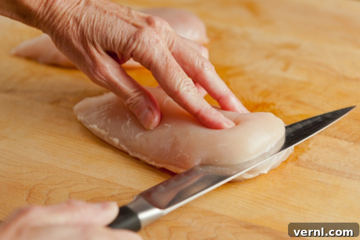 Chicken Cutlets Process- Κόψιμο ενός στήθους κοτόπουλου στη μέση για να γίνουν κοτολέτες.