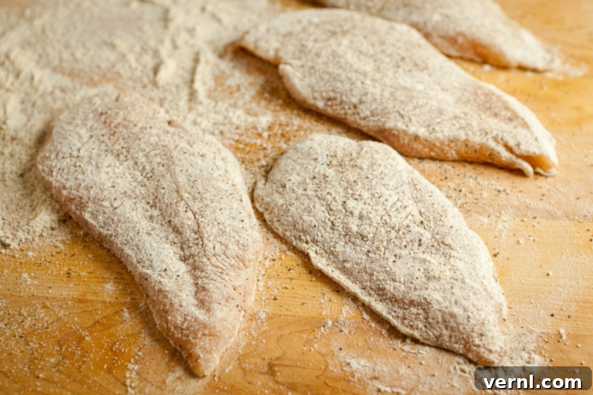 Chicken Cutlets-7271 Αλεύρωμα κοτολετών κοτόπουλου για τραγανή επικάλυψη.