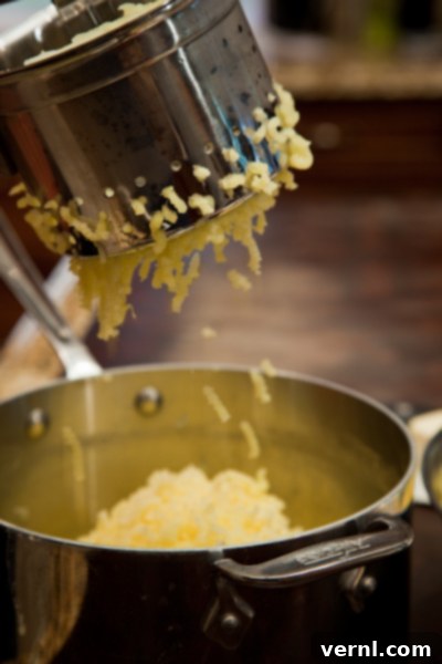 Mashed Potatoes-1650 Πατάτες που γίνονται πουρές σε κατσαρόλα.
