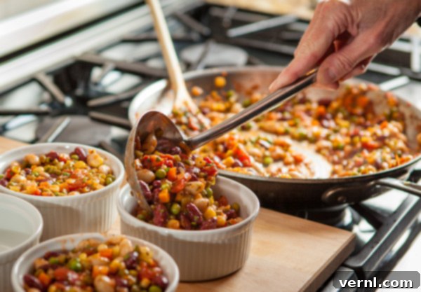 Shepherds Pie-1376 Ατομικά ραμεκέν γεμισμένα με λαχανικά για ψήσιμο.