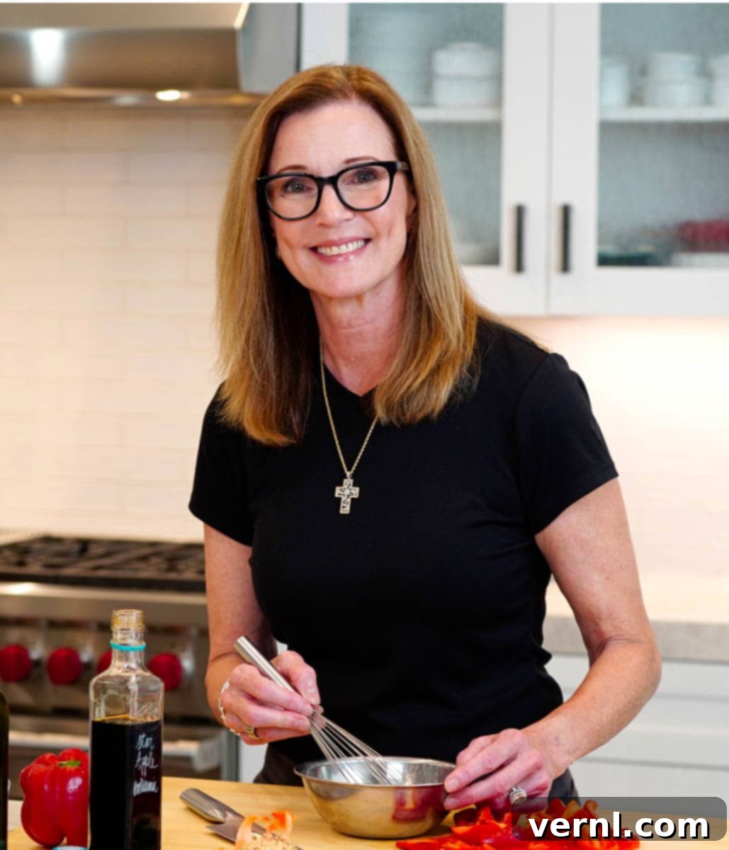 Η Chef Sally Cameron στην κουζίνα της ετοιμάζει μια βινεγκρέτ, με το σύρμα στο χέρι.