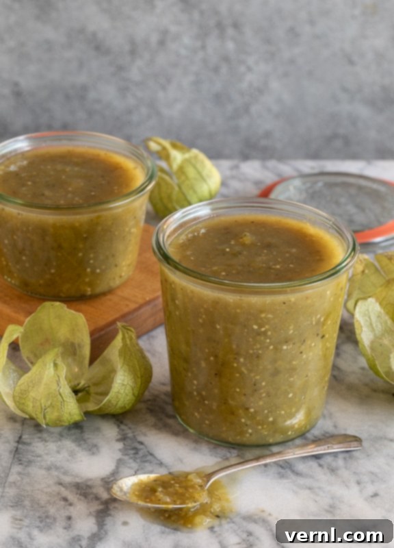 Πράσινη Σάλτσα Εντσιλάδας Τοματίγιο 2 tomatillo salsa verde | afoodcentriclife.com