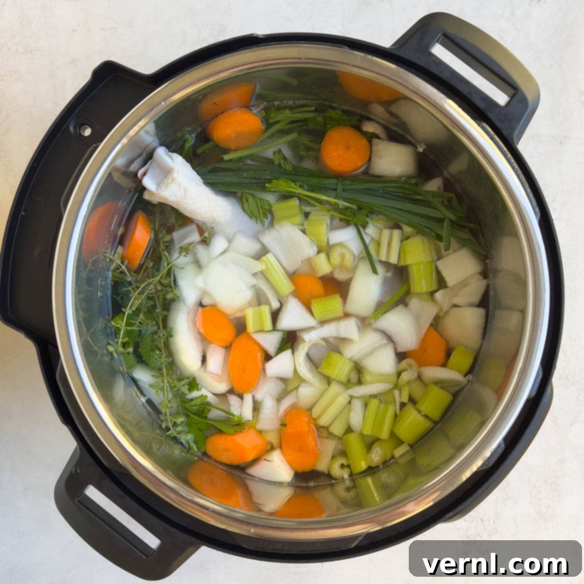 Άποψη του εσωτερικού ενός Instant Pot για την παρασκευή ζωμού κοτόπουλου.