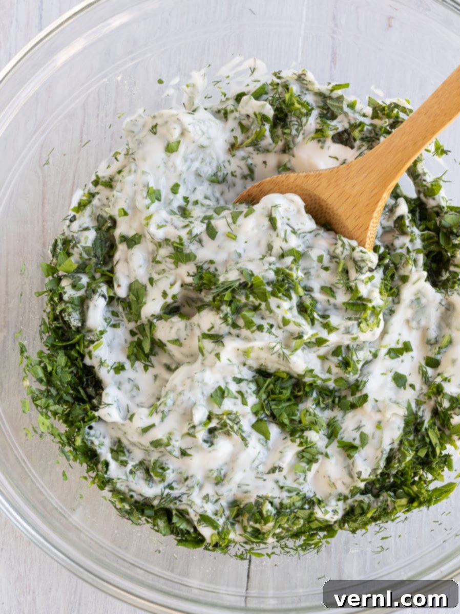 Εύκολο Ντιπ και Σος Πράσινης Θεάς 6 Το Green Goddess ντιπ ανακατεύεται.