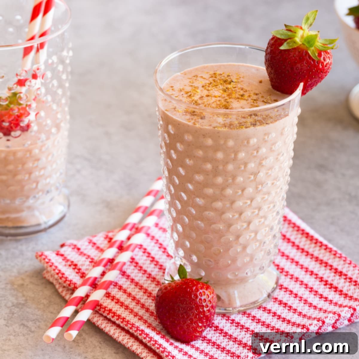 Σπιτικό Γάλα Καρύδας σε ένα Λεπτό 6 Smoothie φράουλα-μπανάνα σε ποτήρι.