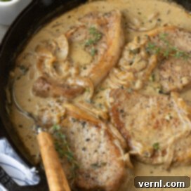 Χοιρινές Μπριζόλες Ξινής Κρέμας 15 Sour crem pork chops in cast iron skillet.