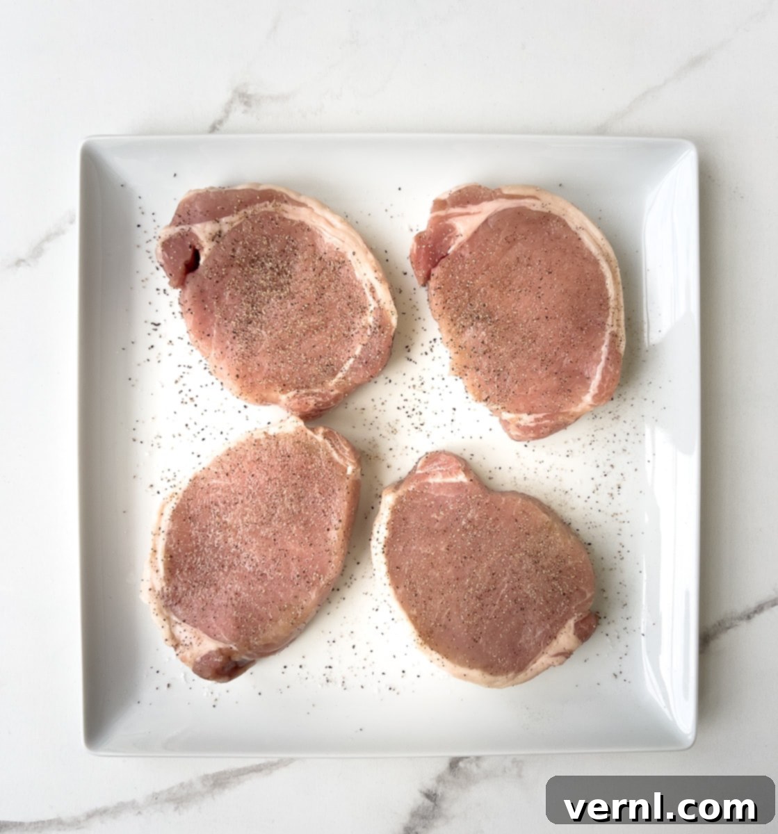 Χοιρινές Μπριζόλες Ξινής Κρέμας 4 Seasoned boneless pork chops.