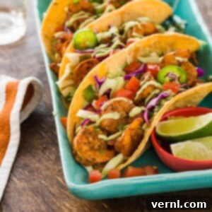 Ολοκληρωμένα tacos με ψητές γαρίδες Baja και σάλτσα αβοκάντο.