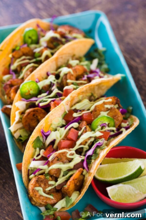 Πικάντικα tacos με ψητές γαρίδες σε ένα πιάτο.