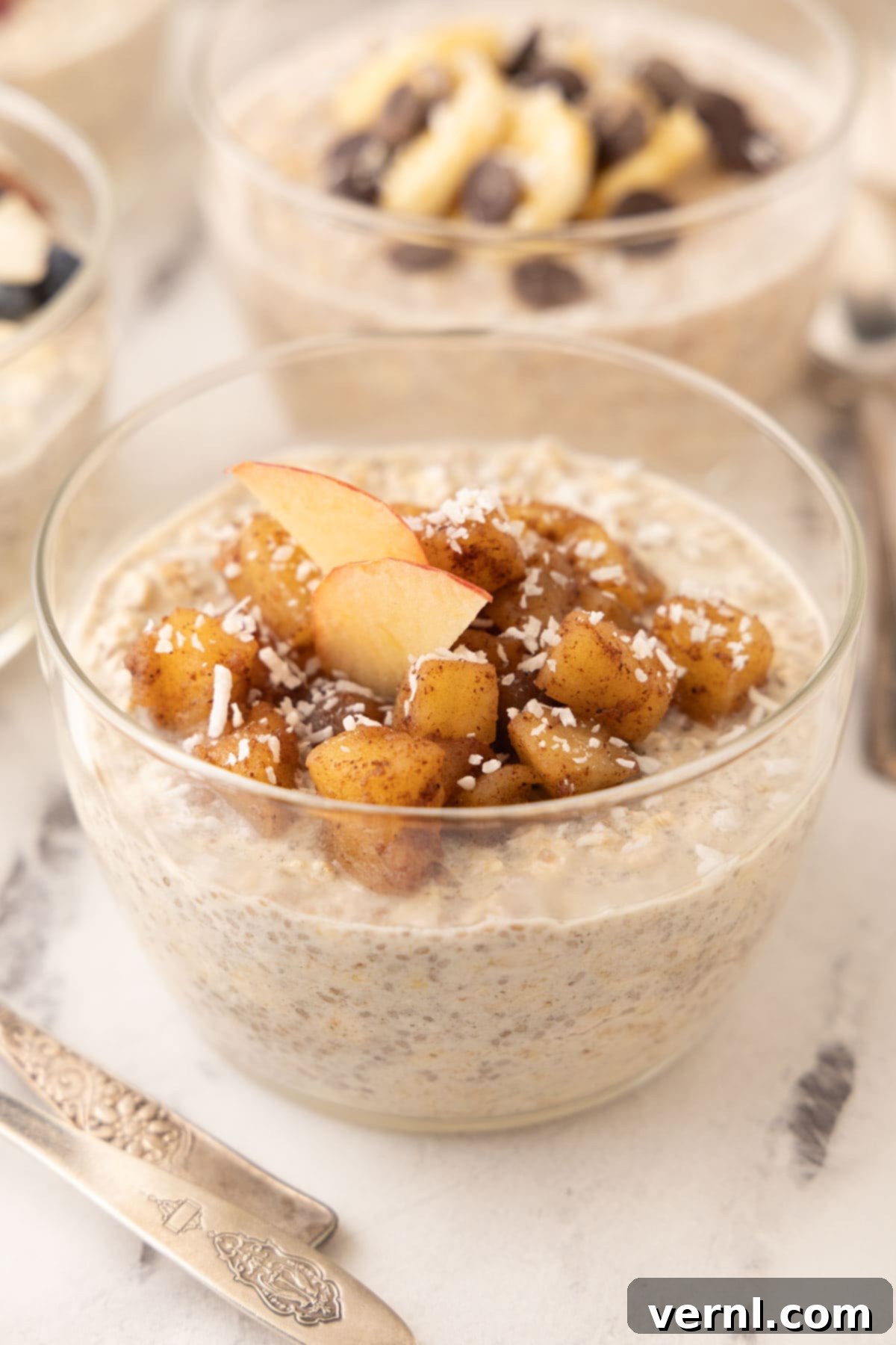 Εύκολη Κομπόστα Μήλου με Κανέλα 9 Overnight oats με κομπόστα μήλου-κανέλας σε γυάλινο μπολ.