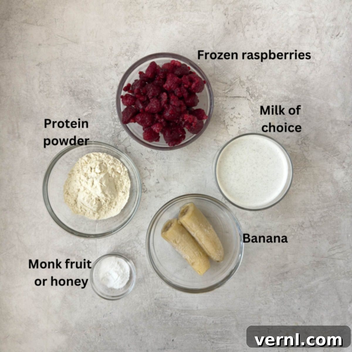 Σμούθι με Σμέουρα 3 Υλικά για ένα smoothie με σμέουρα σε γυάλινα μπολ.