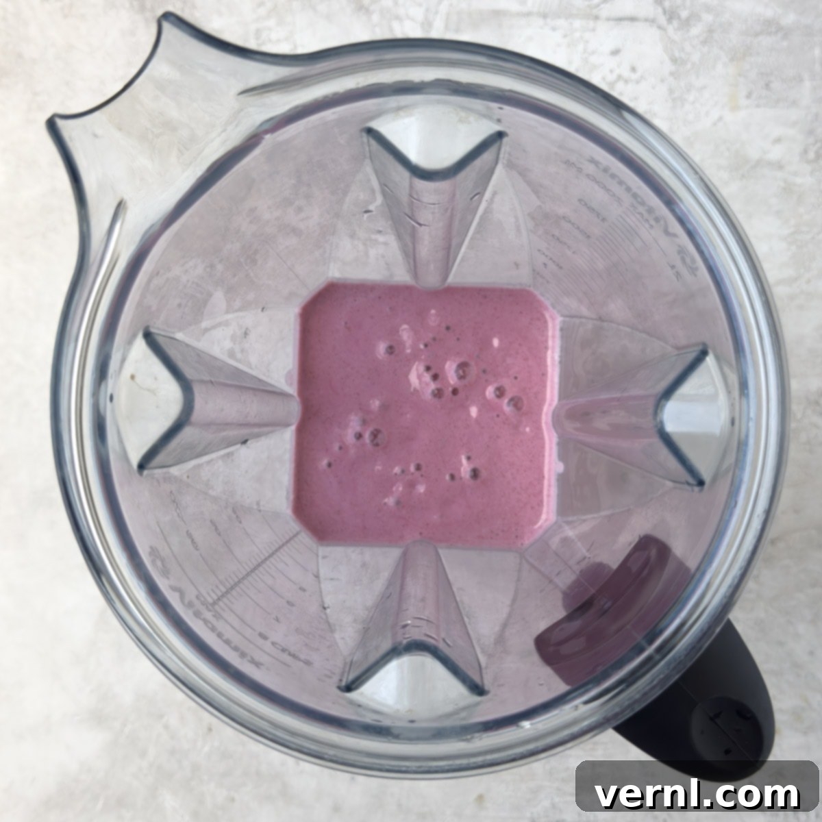 Σμούθι με Σμέουρα 4 Ένα φωτεινό ροζ smoothie με σμέουρα στο μπλέντερ.