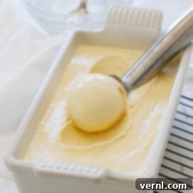 Παγωτό Βανίλια 13 Μια μπάλα κρεμώδους παγωτού βανίλιας σε ένα ασημένιο σκουπ παγωτού.