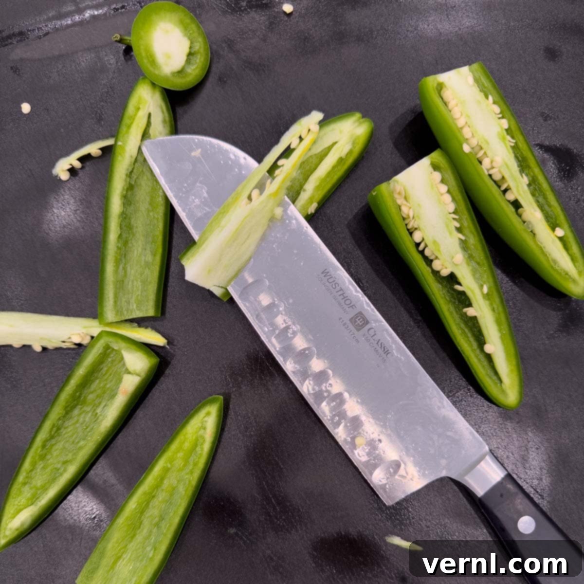 Η πιο εύκολη καπνιστή σάλτσα 4 Πιπεριές jalapeño κομμένες στα τέσσερα κατά μήκος.