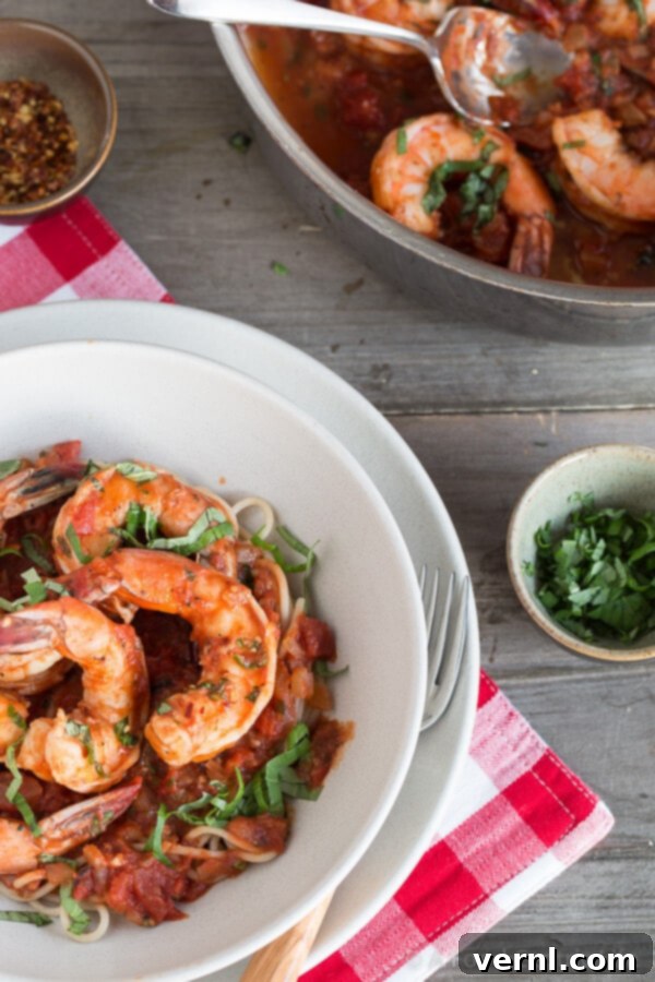Γαρίδες Fra Diavolo σε μπολ με ζυμαρικά