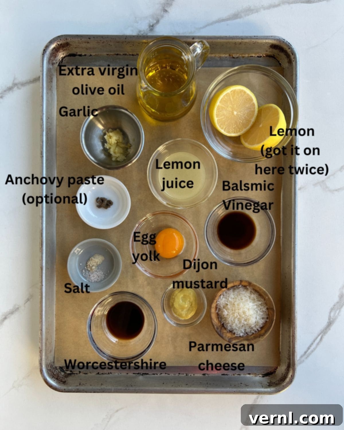 Σαλάτα Ζυμαρικών Καίσαρα με Κοτόπουλο 4 Caesar salad dressing ingredients in small bowls.