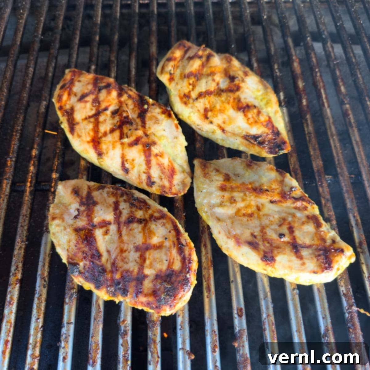 Σαλάτα Ζυμαρικών Καίσαρα με Κοτόπουλο 9 Grilled chicken breasts on the grill, with nice grill marks.