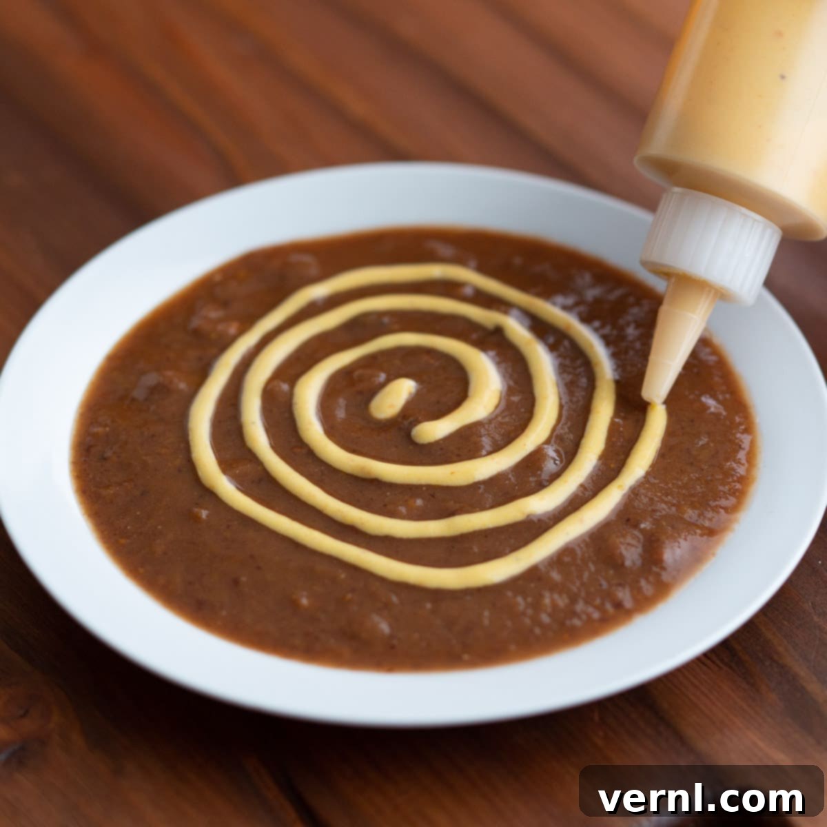 Soup Spider Web-1 Σχεδιάζοντας κύκλους με σάλτσα πάνω από σούπα για να φτιάξουμε ένα σχέδιο ιστού.