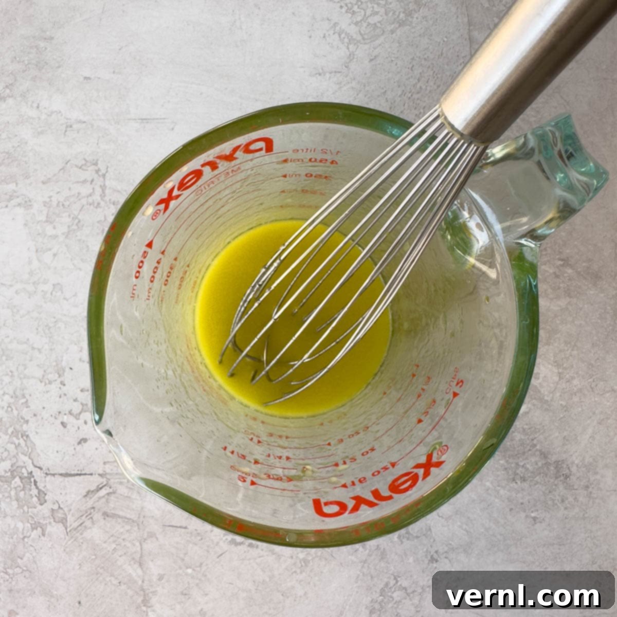 Συνταγή για Σαλάτα Ταμπουλέ 11 Χτύπημα χρυσόχρωμης βινεγκρέτ σε γυάλινη κανάτα μέτρησης.