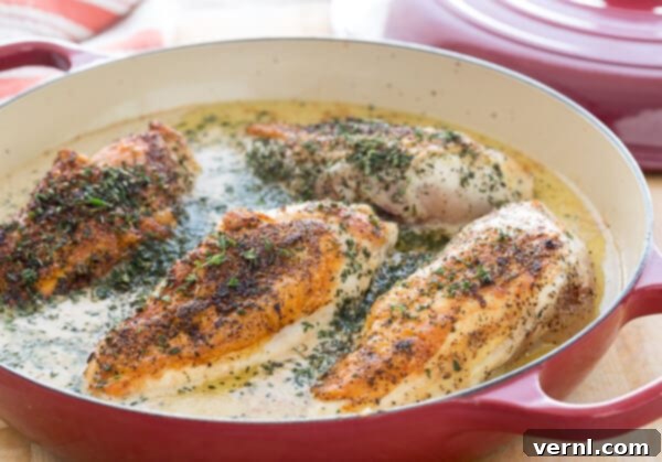 Κοτόπουλο με Βελούδινη Σάλτσα 3 Braised Chicken with gravy in a wide shallow pan.