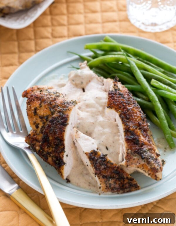 Κοτόπουλο με Βελούδινη Σάλτσα 4 Chicken with gravy on a blue plate for dinner with green beans.