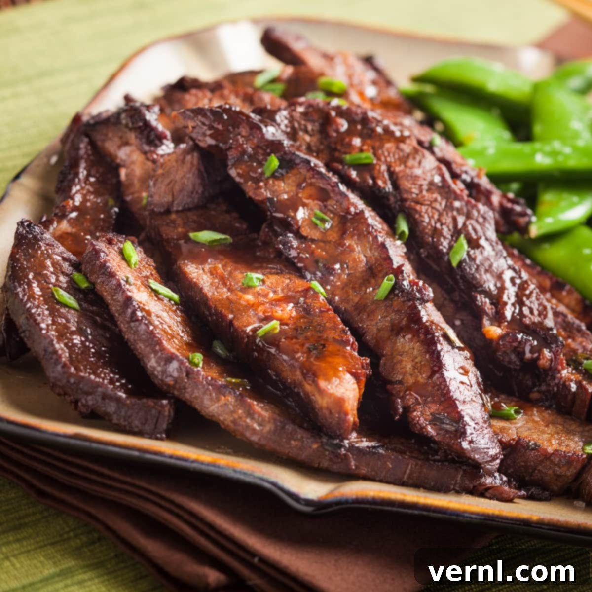 Μοσχάρι Σοτέ με Πιπερόριζα 3 Ασιατικό stir-fry με flank steak στοιβαγμένο σε πιάτο.
