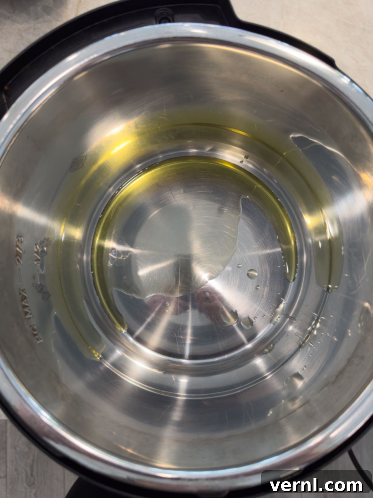 Λάδι στον πάτο μιας Instant Pot που ζεσταίνεται.