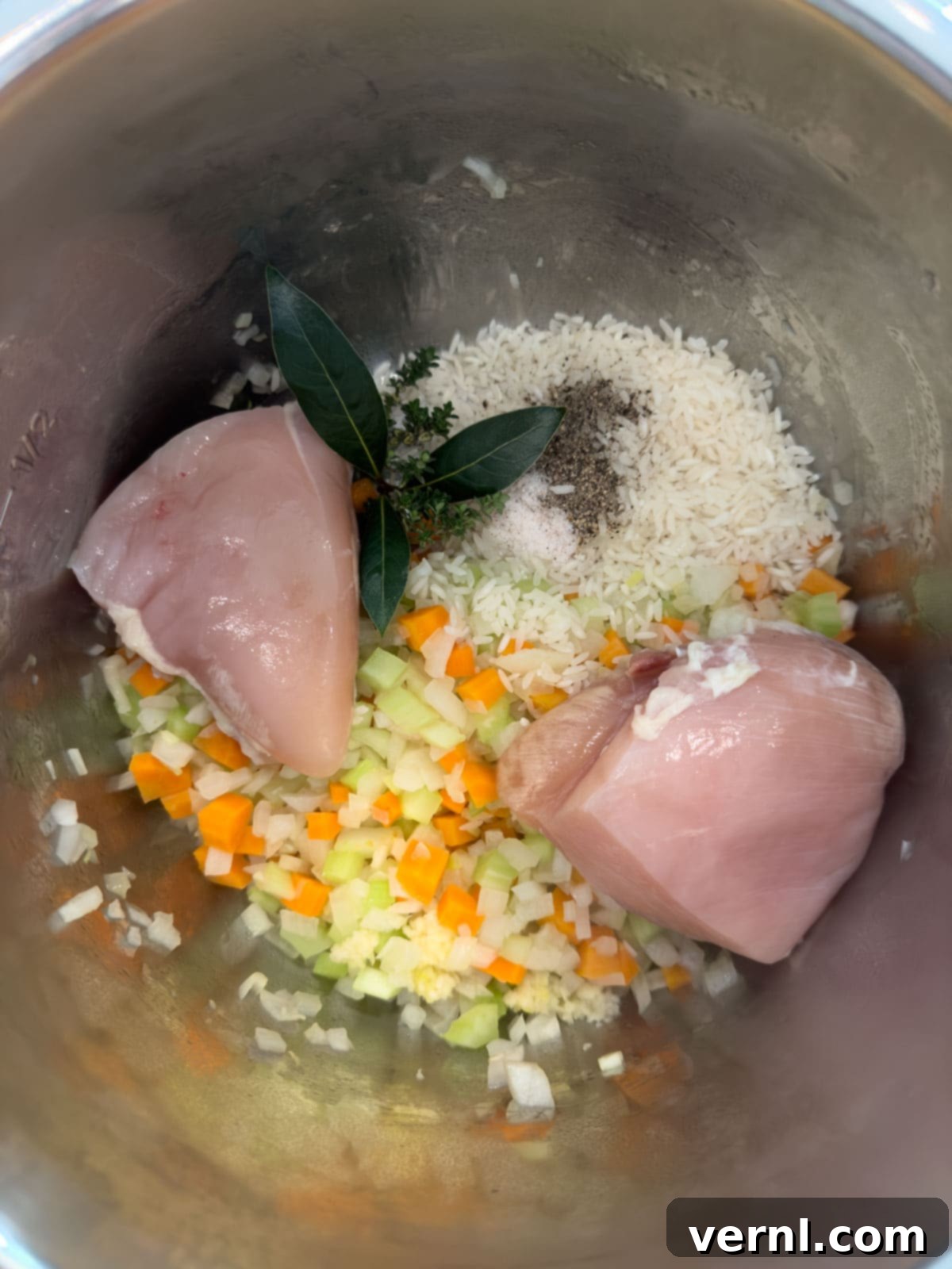 Υλικά έτοιμα για κοτόσουπα σε Instant Pot.