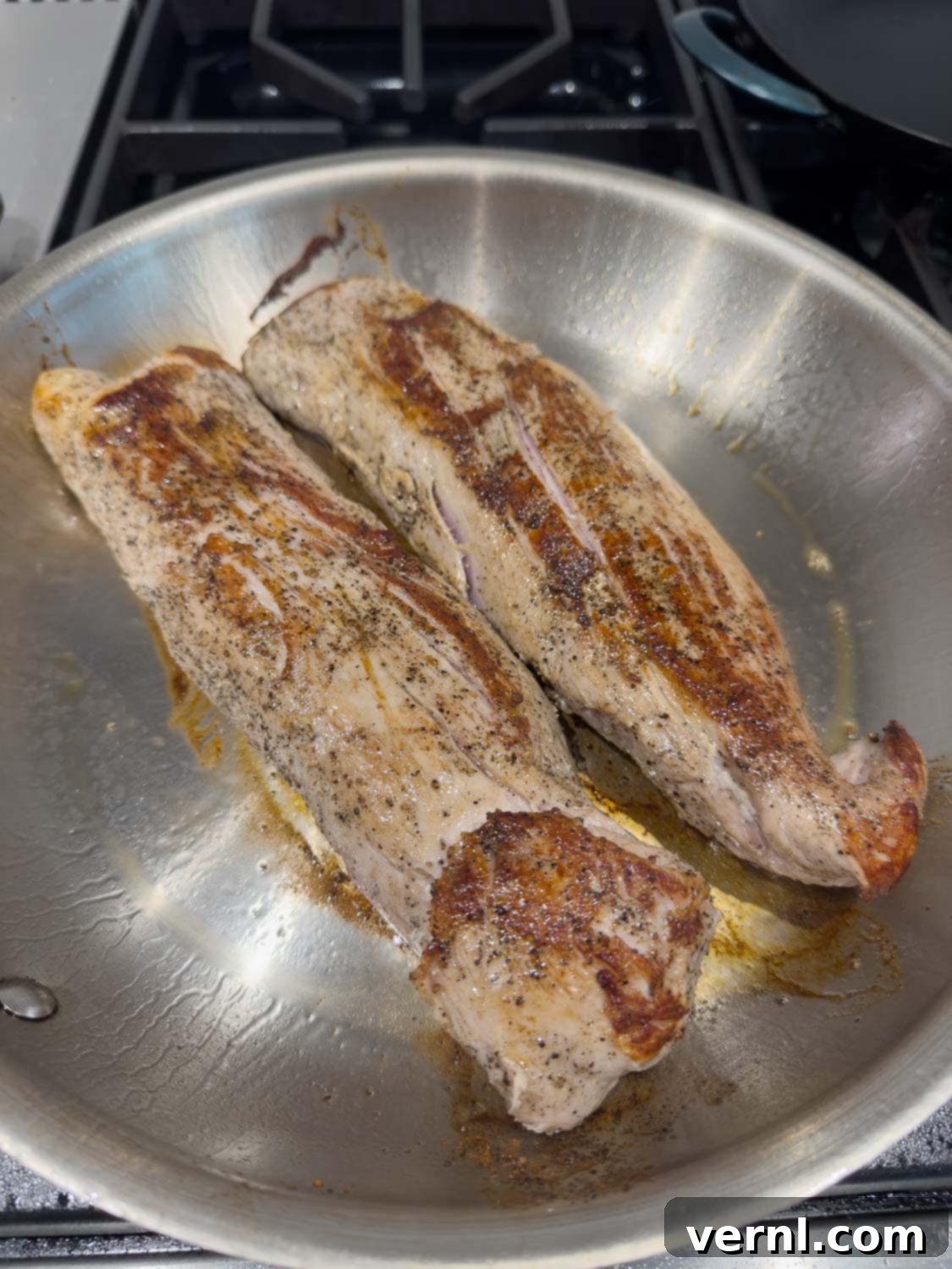 Καπνιστό χοιρινό ψαρονέφρι 6 Searing pork tenderloin on the stovetop to golden brown.