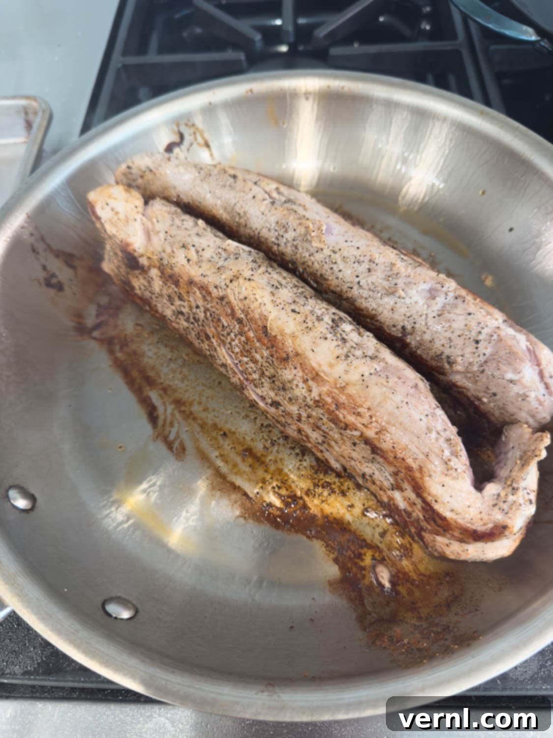 Καπνιστό χοιρινό ψαρονέφρι 7 Pork tenderloins rolled onto their sides for searing sides.