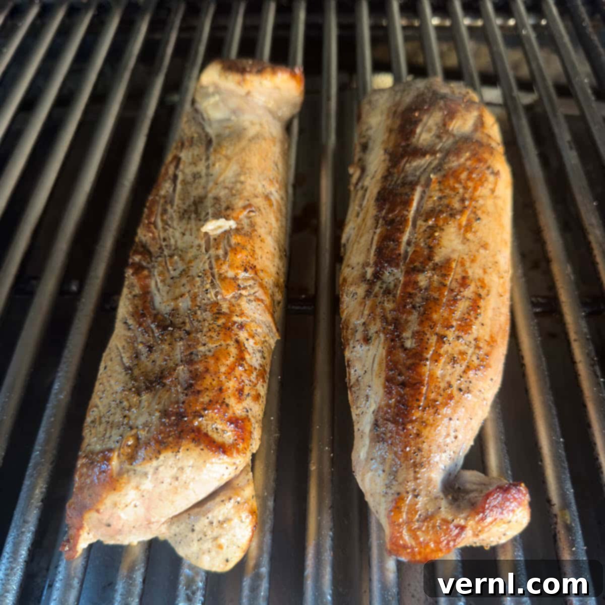 Καπνιστό χοιρινό ψαρονέφρι 8 Golden brown, seared pork tenderloins on the grill for finishing.