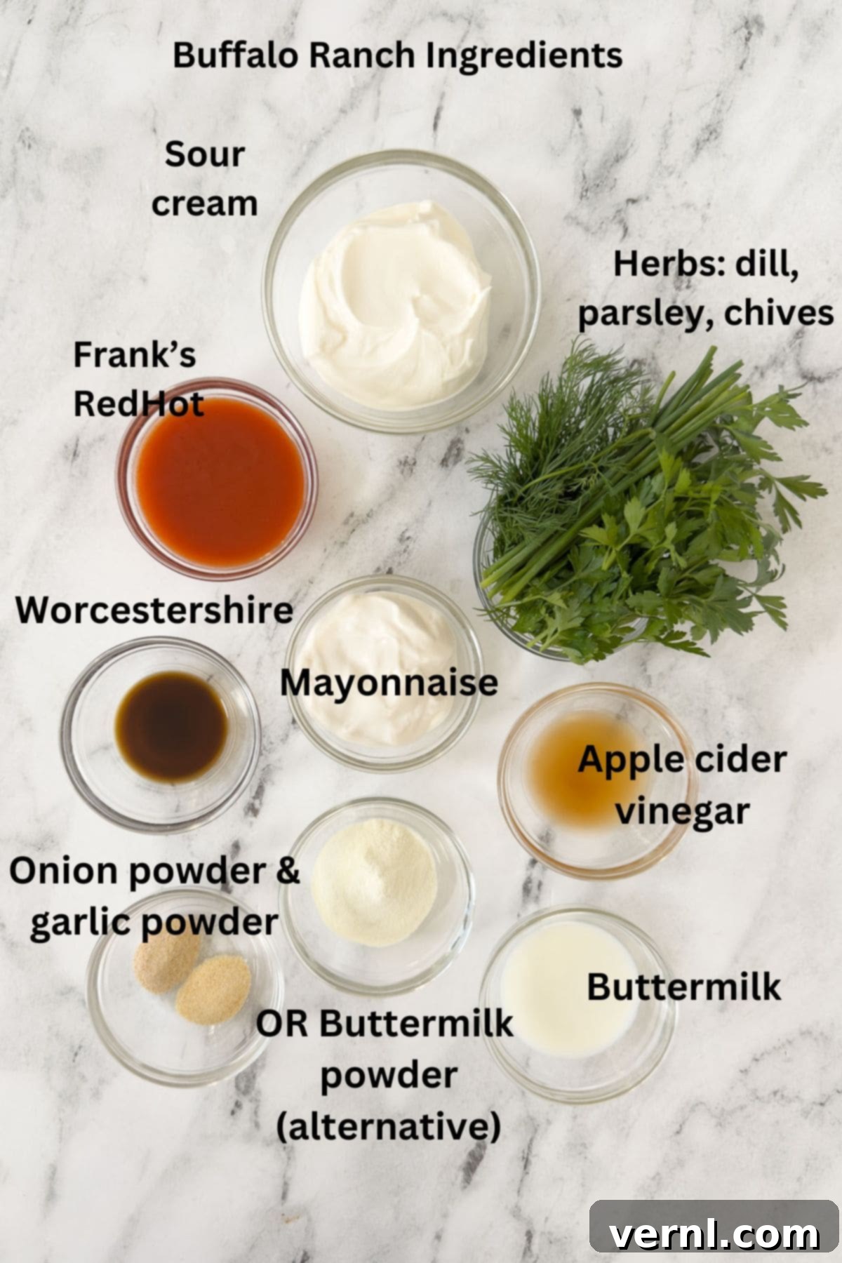 Σαλάτα Κοτόπουλο Μπάφαλο 4 Υλικά για dressing Buffalo Ranch και συνταγή ντιπ σε μικρά μπολ προετοιμασίας.