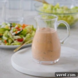 Buffalo Ranch Σπιτικό Ντιπ και Ντρέσινγκ 9 Μια μικρή γυάλινη κανάτα με ντρέσινγκ Buffalo Ranch έτοιμο για να περιχυθεί πάνω από σαλατικά.