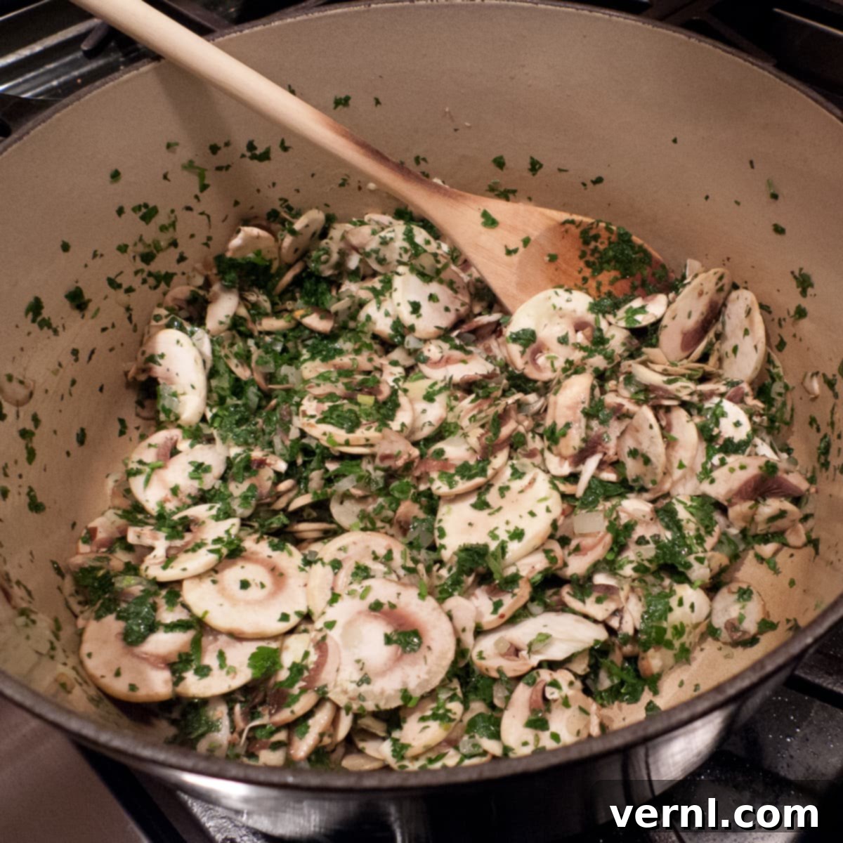 Mushroom Marinara -1020210 Κομμένα μανιτάρια και ψιλοκομμένα αρωματικά σε μια μεγάλη κατσαρόλα που μαγειρεύονται για σάλτσα ζυμαρικών.