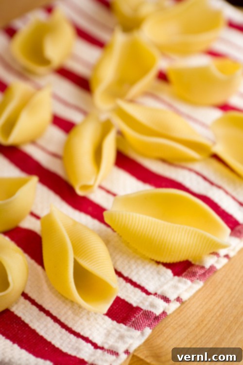 Stuffed Shells-9073 Κοχύλια ζυμαρικών που κρυώνουν σε πετσέτα κουζίνας.