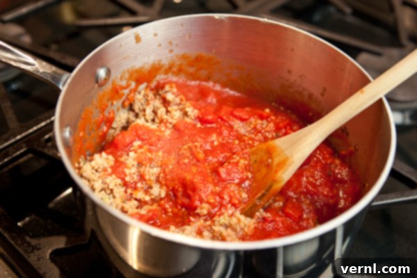 Lasagna Step by Step 0023 Σάλτσα λαζάνιας που σιγοβράζει.
